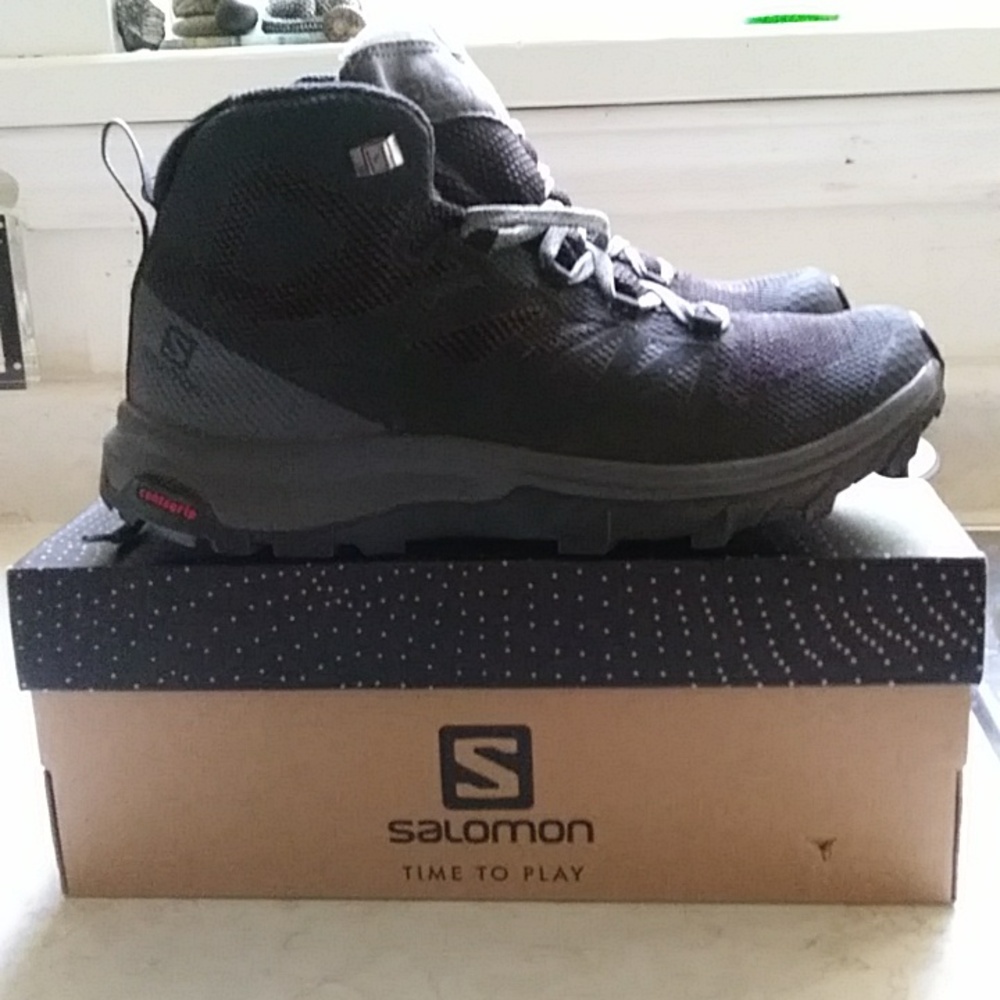 Salomon Gortex Outbound women's hiking boots. Size 8
